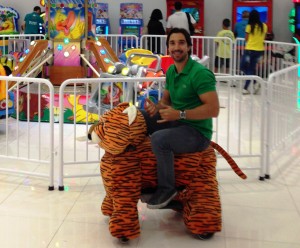 Kid Safari Pelúcias Motorizadas